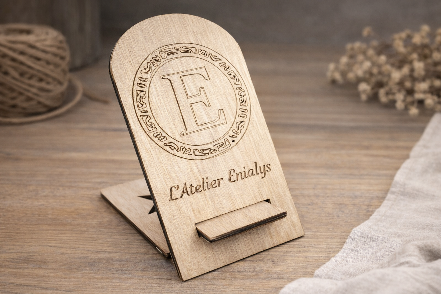 Support téléphone en bois gravé – Personnalisable - Création artisanale ENIALYS Créations