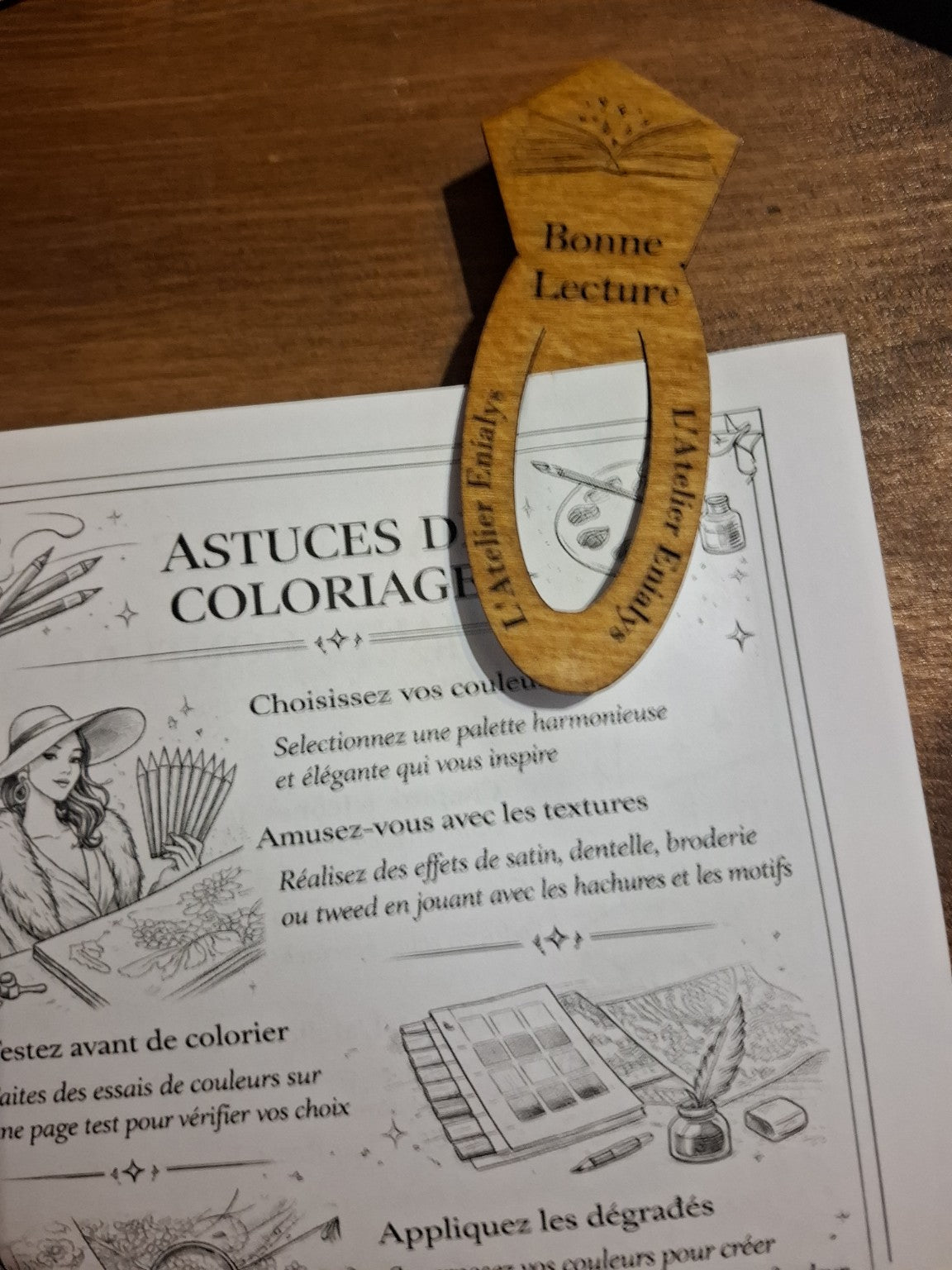 marque-page trombone en bois personnalisé - Un Accessoire Unique de L’atelier Enialys