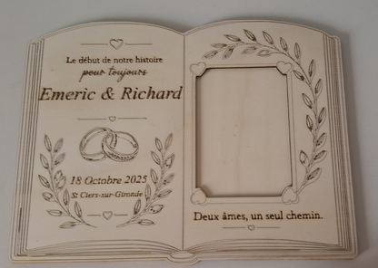 Cadre mariage personnalisé en bois – Livre ouvert gravé avec photo – Souvenir unique couple